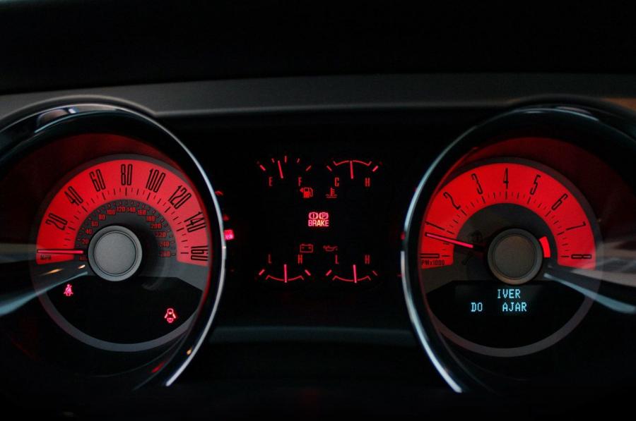  Ford Mustang GT Premium 2011 года  (фото 18 из 33)